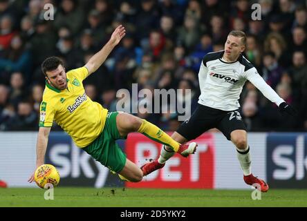 Derby County's Matej Vydra (right) and Norwich City's Grant Hanley battle for the ball Stock Photo