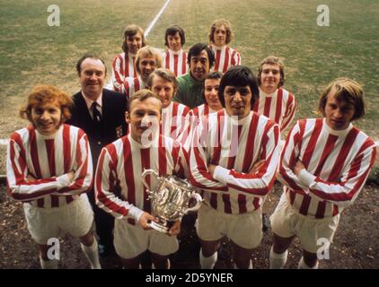 Stoke City FC League Cup winners. (Back, from L-R) Mike Bernard, Alan Bloor, Mike Pejic, Jimmy Greenhoff, Gordon Banks, Tony Waddington (Manager), George Eastham, John Marsh, John Mahoney, Terry Conroy, Peter Dobing, John Ritchie and Denis Smith Stock Photo