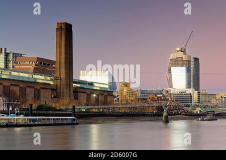 UK, London, Tate Gallery of Modern Art and Millennium Bridge Stock Photo
