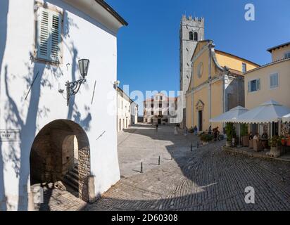 Croatia, Istria, Motovun, Old town, Main Square Trg Andrea Antico, St. Stephen's Church Stock Photo