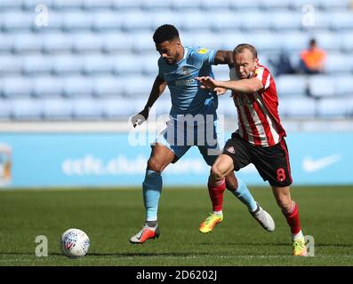Coventry City's Jordan Willis (left) and Sunderland's Dylan McGeouch battle for the ball Stock Photo