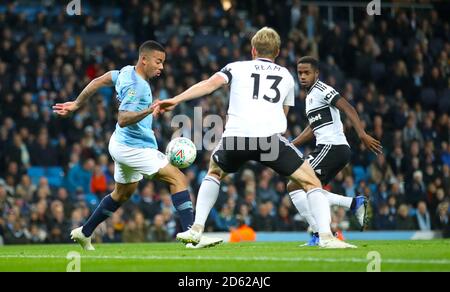 Manchester City's Gabriel Jesus (left) battles for the ball with Fulham's Tim Ream Stock Photo