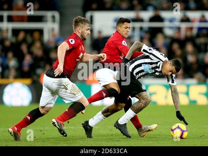 Newcastle United's Kenedy (right) battles for the ball with Manchester United's Luke Shaw (left) and Alexis Sanchez (centre) Stock Photo
