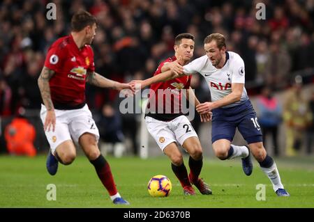 Manchester United's Ander Herrera (centre) pulls back on Tottenham Hotspur's Harry Kane (right) Stock Photo