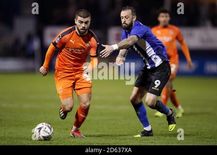 Luton Town's Elliot Lee (left) and Sheffield Wednesday's Steven Fletcher battle for the ball Stock Photo