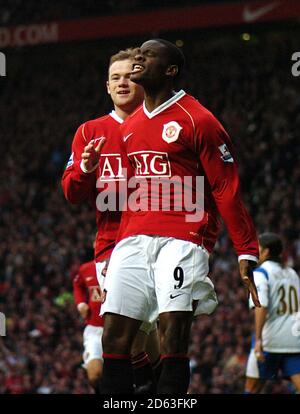 Manchester United's Louis Saha (l) celebrates scoring his sides second ...