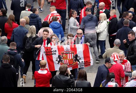 Sunderland fans make their way to Wembley Stadium before the match Stock Photo