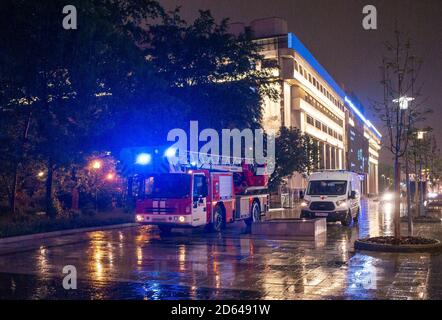May 15, 2019, Moscow, Russia. Fire engines in the courtyard of the apartment building where the fire occurred, at night during the rain. Stock Photo