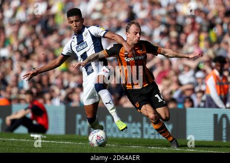 Hull City's Kamil Grosicki (right) battles for the ball with West Bromwich Albion's Mason Holgate Stock Photo