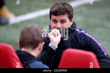 Tottenham Hotspur manager Mauricio Pochettino talks with Harry Kane during training Stock Photo