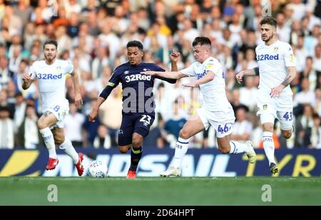 Derby County's Duane Holmes (centre) and Leeds United's Jamie Shackleton (centre left) battle for the ball Stock Photo