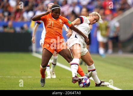 Netherlands' Lineth Beerensteyn (left) and USA's Abby Dahlkemper battle for the ball Stock Photo