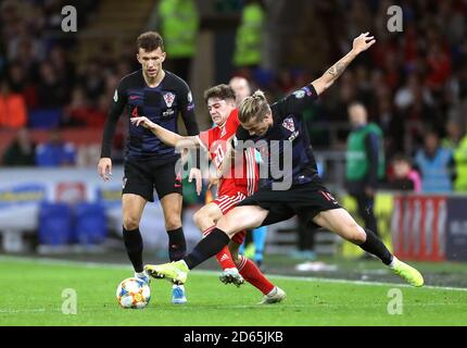 Wales' Daniel James (centre) and Croatia's Tin Jedvaj battle for the ball  Stock Photo