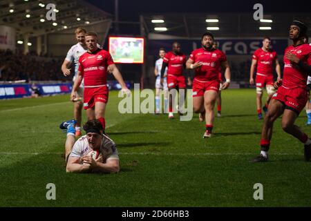 Manchester, England, 7 February 2020. Ben Curry of Sale Sharks grounding the ball for a try during their Gallagher Premiership cup semi final match against Saracens at the A J Bell Stadium. Stock Photo