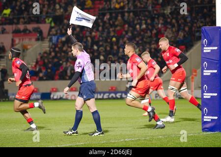 Manchester, England, 7 February 2020. Gallagher Premiership assistant referee raising his flag for a successful conversion by Sale Sharks during the cup semi final match against Saracens at the A J Bell Stadium. Stock Photo