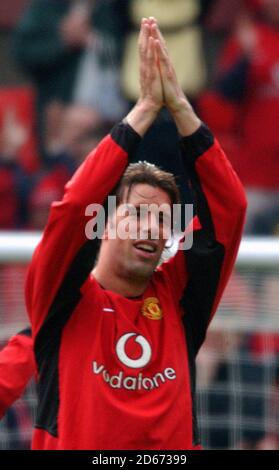 Manchester United's Ruud Van Nistelrooy celebrates at the final whistle Stock Photo
