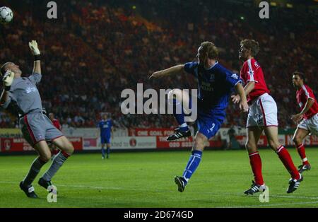 Everton's Steve Watson lobs the ball over Charlton Athletic's goalkeeper Dean Kiely to score the equalising goal to make the score 1-1 Stock Photo