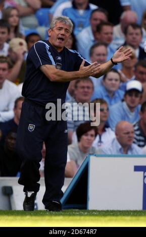 Manchester City Manager Kevin Keegan indicates which direction he would like things to go in Stock Photo