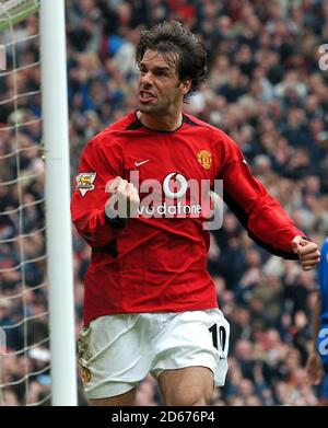 Manchester United's Ruud van Nistelrooy celebrates scoring the equalising goal against Chelsea Stock Photo