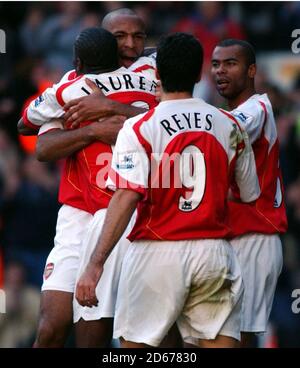 Arsenal's Thierry Henry celebrates scoring their equalising goal with Lauren, Jose Antonio Reyes and Ashley Cole  Stock Photo