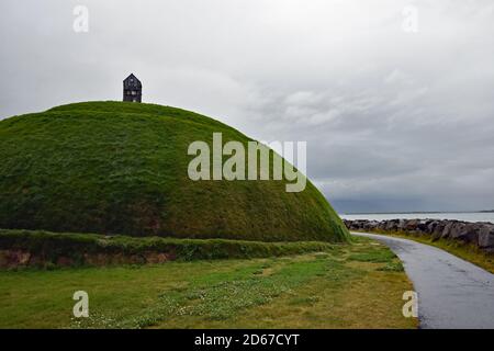 Thufa hill with a fishing shed on top near Reykjavik harbor, Iceland ...