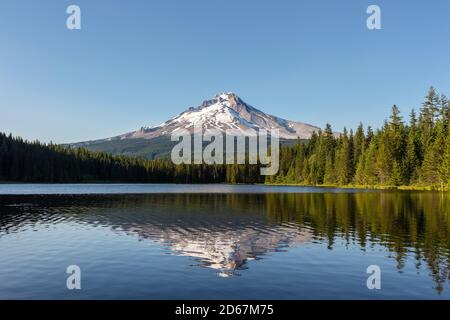 Scenic landscape view and reflection of Mount Hood in Trillium Lake, Oregon, USA Stock Photo