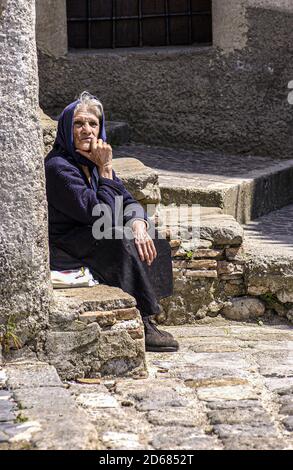 Italy Calabria Cosenza Province - Campana -  ederly woman on the shack of the her house Stock Photo