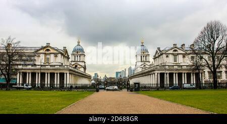 Maritime Greenwich. The Chapel is in Queen Mary Court (left) and the Painted Hall is in King William Court (right).  London, UK Stock Photo