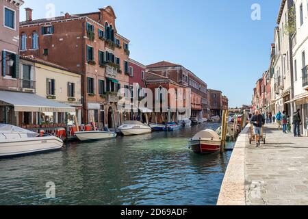 The Venetian Lagoon island of Murano - The Rio dei Vetrai and colourful picturesque buildings with boats moored.  Murano, Venice, Italy. 2020 Stock Photo