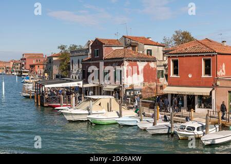 The Venetian Lagoon island of Murano - The Rio dei Vetrai and historic picturesque buildings with boats and cafe.  Murano, Venice, Italy. 2020 Stock Photo