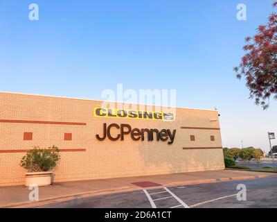 Closing sign at facade building of J.C. Penney retail store in shopping mall near Dallas, Texas, America Stock Photo