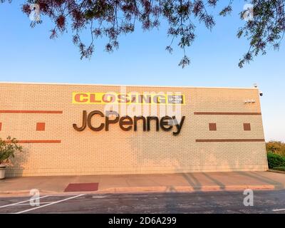 Closing sign at facade building of J.C. Penney retail store in shopping mall near Dallas, Texas, America Stock Photo