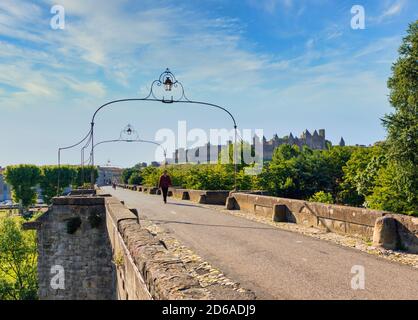 Carcassonne, Languedoc-Roussillon, France. The fortified town, La Cité, seen from the Old Bridge, the Pont Vieux, which crosses the River L'Aude.  The Stock Photo