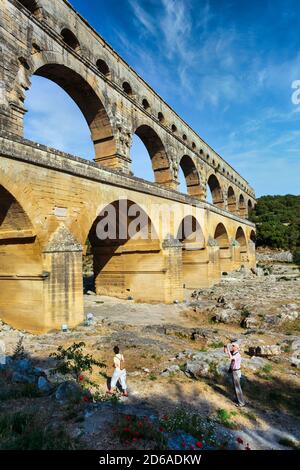 Pont du Gard, Vers Pont-du-Gard, Gard Department, Languedoc-Roussillon, France.  Roman aqueduct crossing Gardon River. Pont du Gard is a UNESCO World Stock Photo