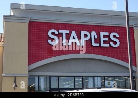 Staples office sign storefront. An American office supply company Stock Photo