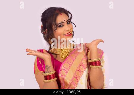 Portrait Beautiful Bengali Bride Elegant Wedding Dress Bridal Jewelry  Bangle Stock Photo by ©aarnabdas01@gmail.com 563710834