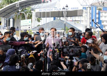 Malaysia opposition leader Anwar Ibrahim speaks to media members 