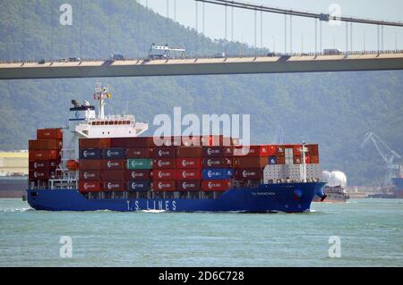 Container ship 'TS Shenzhen' of TS Lines (德翔海運) in front of Tsing Ma Bridge, Hong Kong Stock Photo