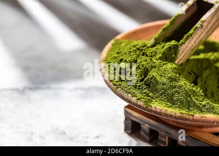 Green powder chlorella, spirulina on gray concrete background. Concept dieting, detox, healthy superfood, which contains protein. Stock Photo