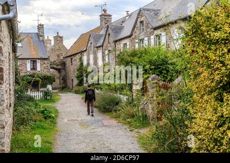 France, Manche, Cotentin, Regneville sur Mer, street and traditional houses in the village // France, Manche (50), Cotentin, Regnéville-sur-Mer, ruell Stock Photo