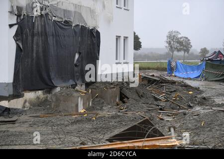 16 October 2020, Denklingen: View of the remains of a concrete ceiling on a construction site. Four workers were killed when the concrete ceiling collapsed, one worker was slightly injured in the accident. Photo: Matthias Balk/dpa Stock Photo