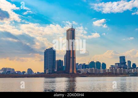 SEOUL, KOREA - January 30, 2020. Yeouido Hangang 63 Building sunset scenery. Seoul Han River sunset scenery. Stock Photo