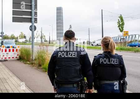 Kehl, Germany. 16th Oct, 2020. Two federal police officers stand in front of the Federal Police station near the German-French border. The Robert Koch Institute (RKI) has completely declared continental France a risk area with effect from 17 October. Credit: Philipp von Ditfurth/dpa/Alamy Live News Stock Photo