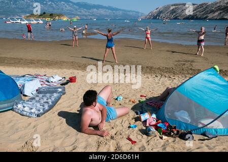 26.06.2020, San Marino, Rab, Primorje-Gorski kotar, Croatia - Aerobic exercise for tourists at Paradise Beach. 00A200626D213CAROEX.JPG [MODEL RELEASE: Stock Photo
