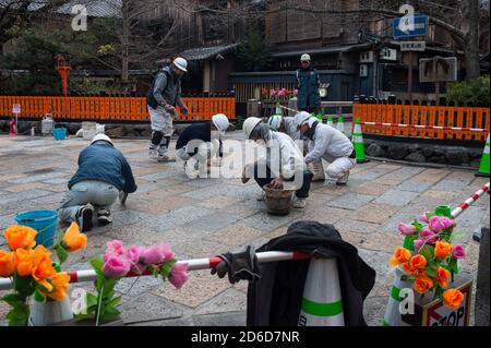 25.12.2017, Kyoto, Kyoto, Japan - A group of road workers are repairing the pavement of a pedestrian street in the old town. 0SL171225D025CAROEX.JPG [ Stock Photo