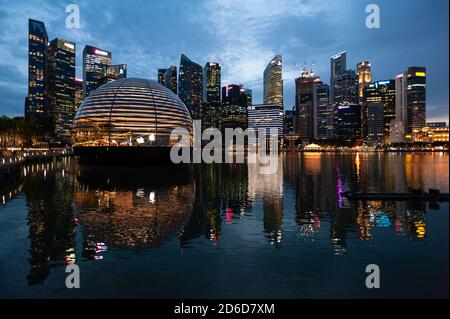 16.09.2020, Singapore, , Singapore - View of the new Apple flagship store on the shore in Marina Bay Sands with the skyline of the business district i Stock Photo