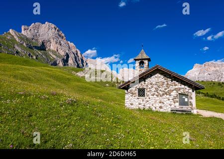 A small mountain chapel below the summit of Seceda, Secèda, part of the Puez-Geisler Nature Park, Parco naturale Puez Odle, rock faces in the distance Stock Photo