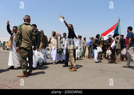 Aden, Yemen. 16th Oct, 2020. Yemeni prisoners who were held by Houthi are seen upon their arrival at an airport in the southern city of Aden, after being released on the second day of a prisoner swap between the Yemeni government and the Houthi movement. More than 1,000 people detained in relation to the conflict in Yemen are to be transported back to their region of origin or to their home countries by The International Committee of the Red Cross (ICRC) in the largest operation of its kind during the five-and-a-half-year war. Credit: Wail Shaif/dpa/Alamy Live News