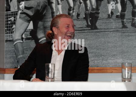 Robbie Savage sees the funny side at todays press conference launching the new Macclesfield FC Stock Photo