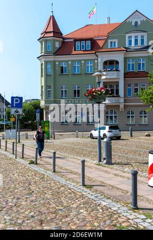 Germany, Mecklenburg-Western Pomerania, Ruegen Island, Bergen, market square with town hall Stock Photo